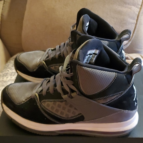 Jordan Air lightly worn like new - Picture 4 of 8